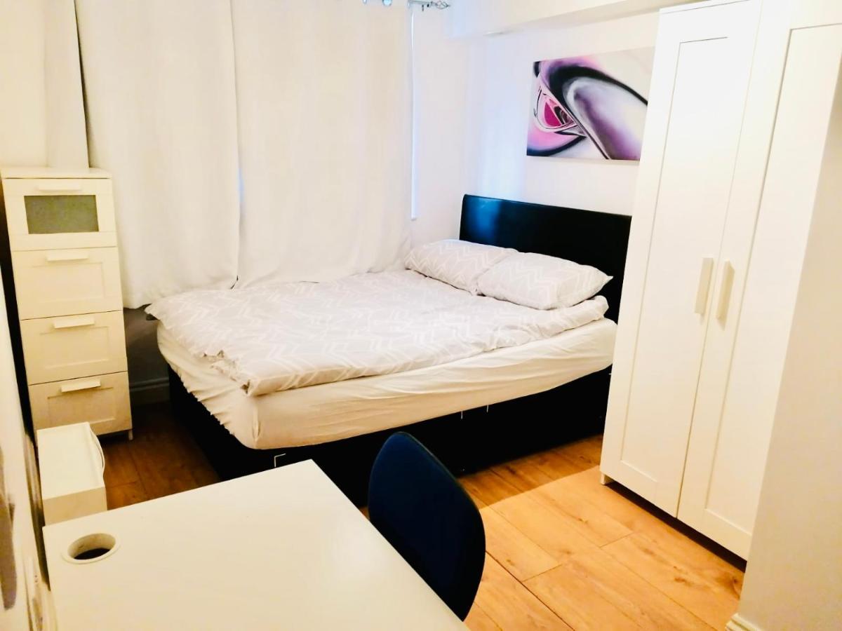 6 Bed House 3 Bathrooms Good Transport Links To London, Free Parking Exterior foto