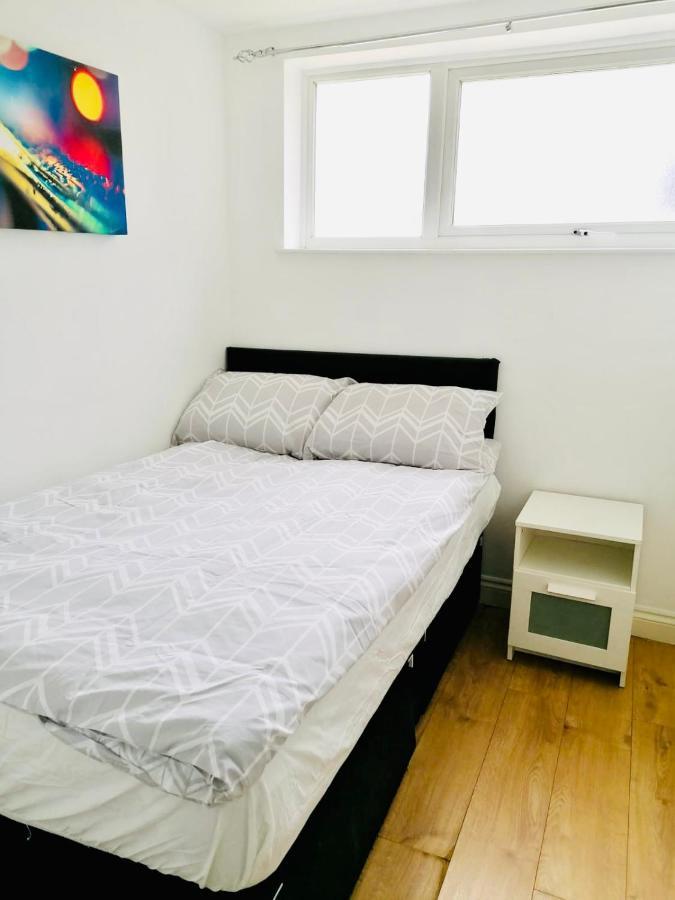 6 Bed House 3 Bathrooms Good Transport Links To London, Free Parking Exterior foto