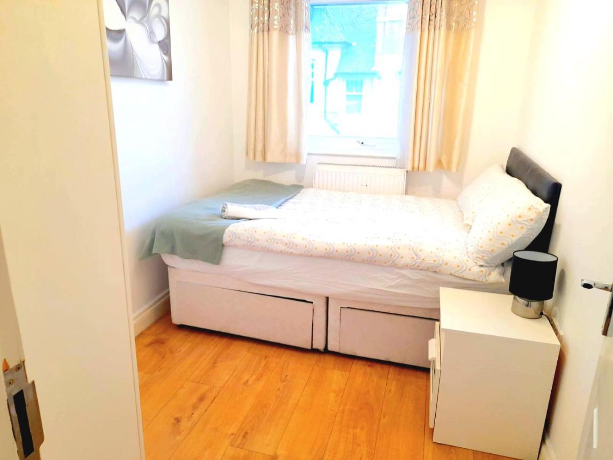 6 Bed House 3 Bathrooms Good Transport Links To London, Free Parking Exterior foto