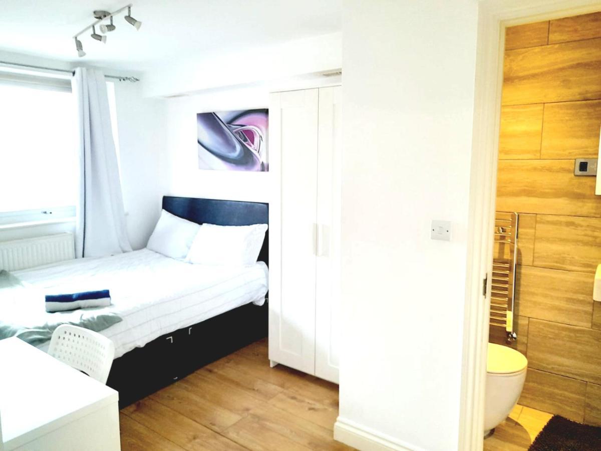 6 Bed House 3 Bathrooms Good Transport Links To London, Free Parking Exterior foto